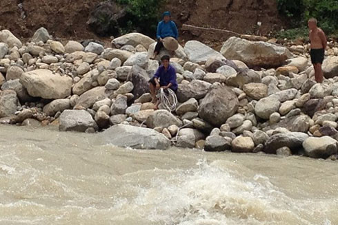 Hàng trăm hộ dân bị cô lập do mưa lũ ảnh 1