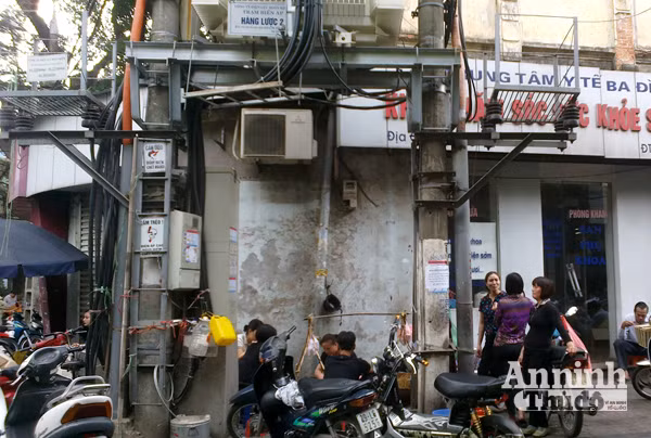 Hà Nội: Giỡn mặt tử thần, thản nhiên sinh hoạt dưới chân trạm biến áp ảnh 6