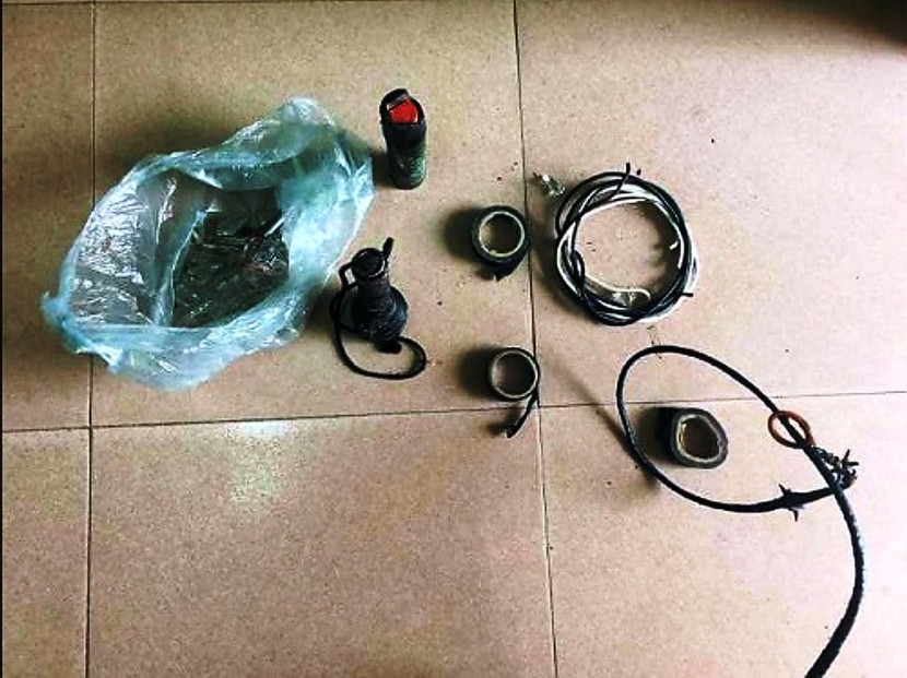 Dùng kích điện chống trả công an để bỏ chạy khi bị kiểm tra ảnh 1