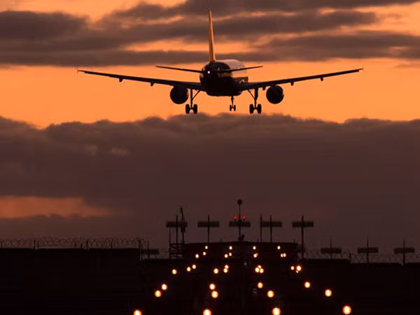 Cấm máy bay Nga vào không phận, Ukraine tự làm khó mình?! ảnh 1