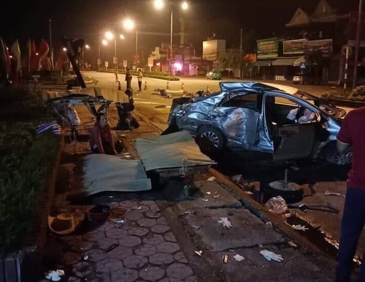 Xe 4 chỗ biến dạng sau va chạm với xe khách, 3 người tử vong ảnh 1