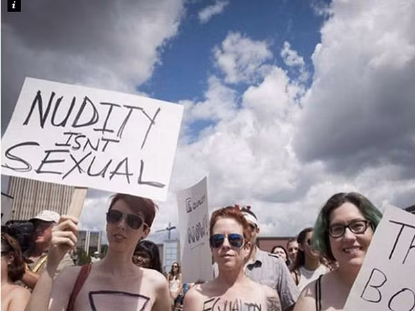 Biểu tình rầm rộ đòi quyền "cởi trần" ở nơi công cộng cho phụ nữ ảnh 2