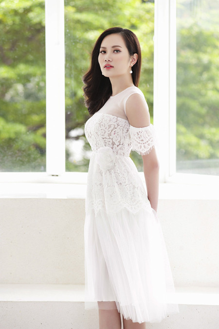 Hoa hậu Diệu Linh "gây sốt" với những mẫu đầm ren gợi cảm tự thiết kế ảnh 6