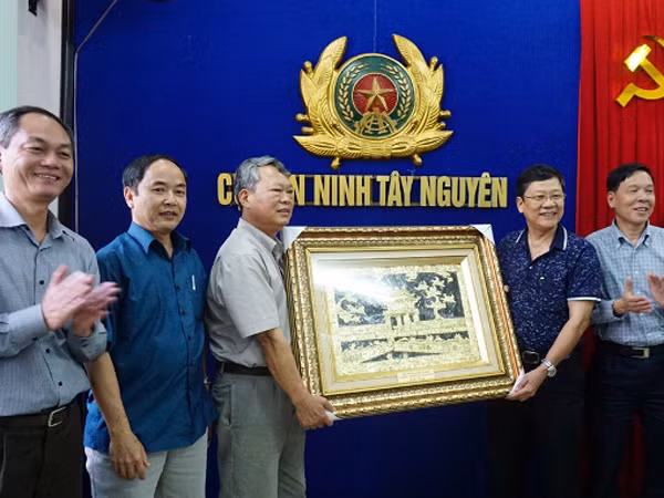 Chia sẻ khó khăn với đồng chí, đồng đội ở Tây Nguyên ảnh 1