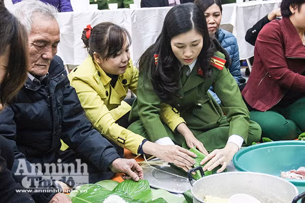 Hình ảnh đẹp, ý nghĩa về Công an Thủ đô khi Tết đang rất gần ảnh 4