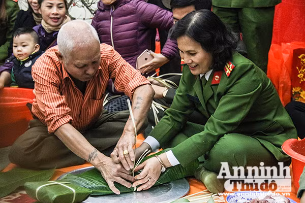 Hình ảnh đẹp, ý nghĩa về Công an Thủ đô khi Tết đang rất gần ảnh 9