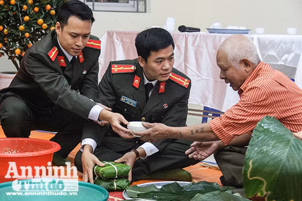Hình ảnh đẹp, ý nghĩa về Công an Thủ đô khi Tết đang rất gần ảnh 8