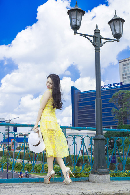 Nữ hoàng du lịch Dương Kim Ánh rạng ngời xuống phố ảnh 4