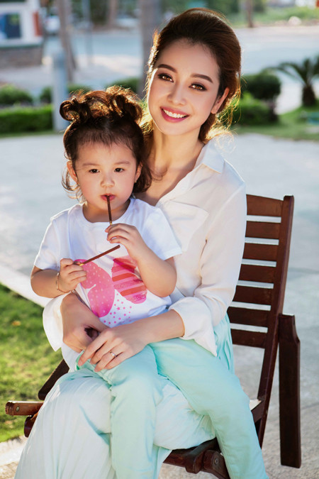 Nao lòng ngắm Jennifer Phạm diện đồ đôi, tình cảm bên con gái ảnh 4