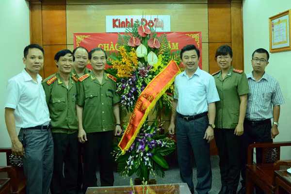 Lãnh đạo CATP Hà Nội thăm, chúc mừng các cơ quan báo chí ảnh 4
