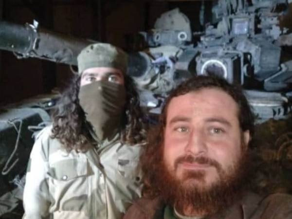 Phiến quân phát động cuộc phản công mạnh mẽ ở Aleppo, chiếm được tăng T-90 ảnh 1