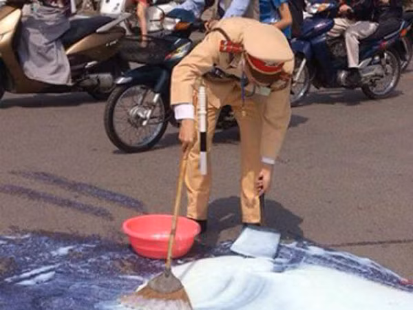 CSGT dọn “bẫy” xà phòng giữa ngã tư ảnh 1