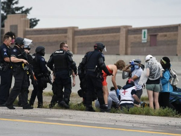 Mỹ: Tài xế lái xe qua đám đông, bắn chết một người biểu tình vũ trang ảnh 1