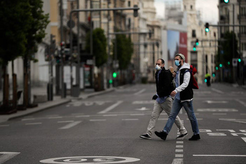 Các nước mạnh tay hỗ trợ tiền giúp người dân "vượt bão" Covid-19 ảnh 1