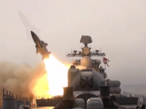 Các tàu chiến Nga tiêu diệt mục tiêu bằng tên lửa siêu thanh Moskit ảnh 1