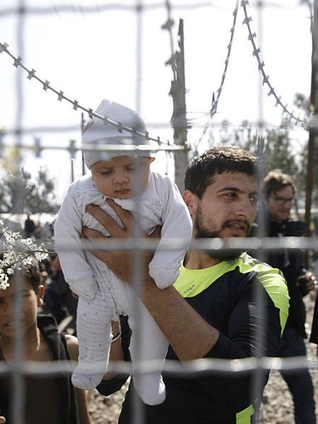 Chùm ảnh thảm cảnh những em bé tị nạn tìm đường vào châu Âu ảnh 6