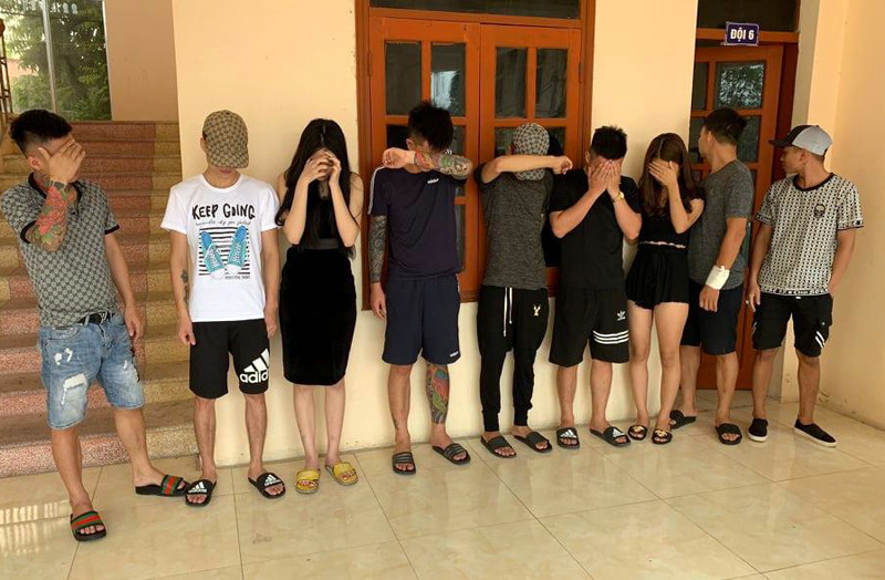 Đột kích bắt quả tang nhóm nam nữ sử dụng ma túy tại quán karaoke ảnh 1