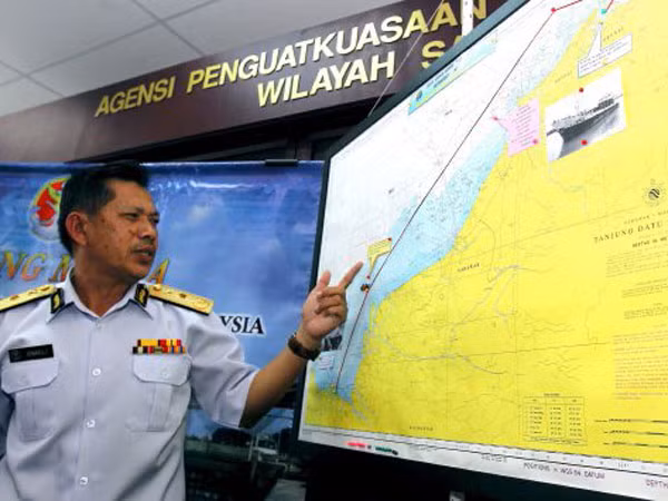 Malaysia tìm tàu chở hàng nghi bị cướp biển tấn công ảnh 1