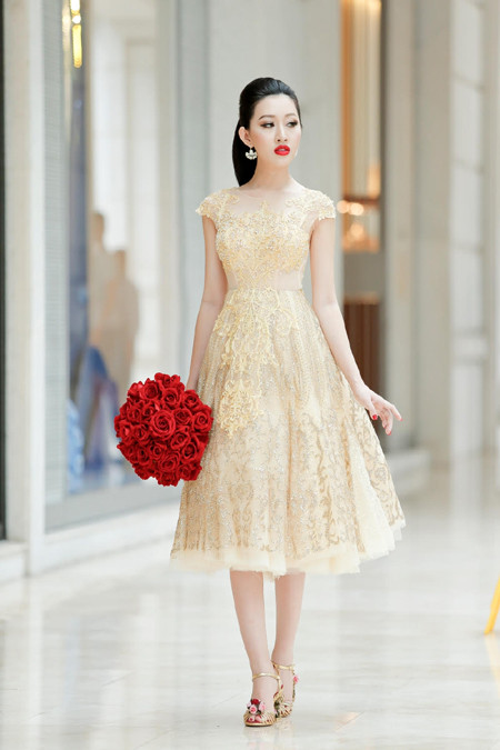 Hoa hậu Huỳnh Thúy Anh điệu đà xuống phố đón Giáng sinh ảnh 1