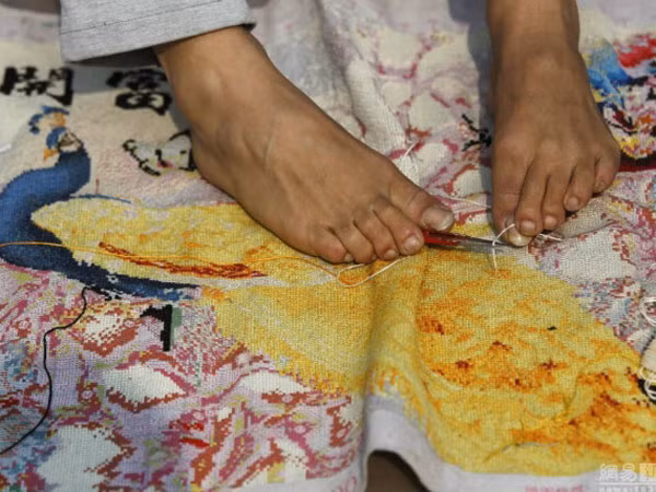 Thêu tranh bằng chân ảnh 1