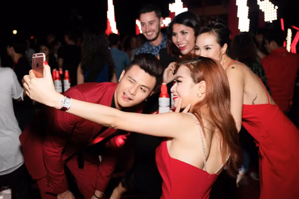 Hoàng Thuỳ Linh gợi cảm và tình tứ bên Vĩnh Thụy ảnh 13