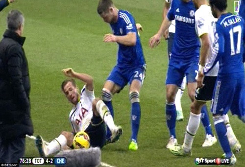 Chùm ảnh: Đêm “kinh hoàng” của Chelsea trên sân White Hart Lane ảnh 8