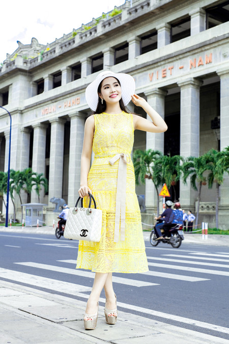 Nữ hoàng du lịch Dương Kim Ánh rạng ngời xuống phố ảnh 1