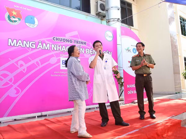 "Cô gái Trường Sa" mang "gió biển" vào bệnh viện ảnh 7