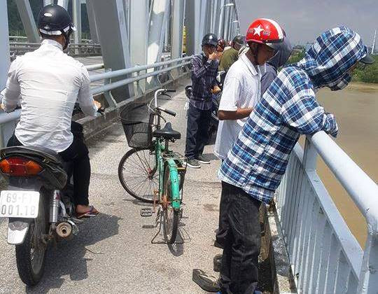Nghi bị mẹ trách móc, thiếu nữ nhảy cầu Bến Thủy tự tử ảnh 2 Nghi bị mẹ trách móc, thiếu nữ nhảy cầu Bến Thủy tự tử ảnh 2