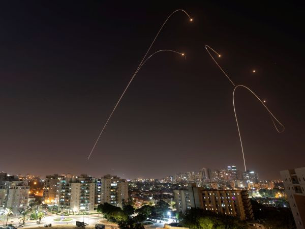 Hàng trăm tên lửa từ Dải Gaza nhằm vào Israel bất chấp lệnh ngừng bắn ảnh 1