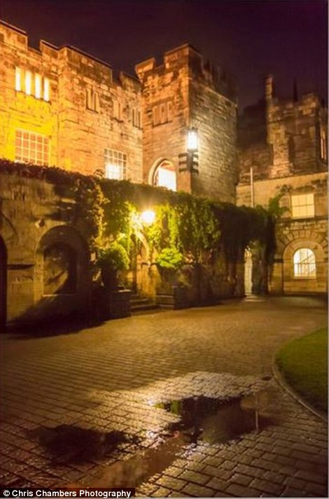 Bộ ảnh cưới khiến người xem "ngã ngửa" về thực tế phũ phàng ảnh 10