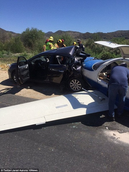 Mỹ: Máy bay rơi, nghiền nát ô tô, 6 người thương vong ảnh 1