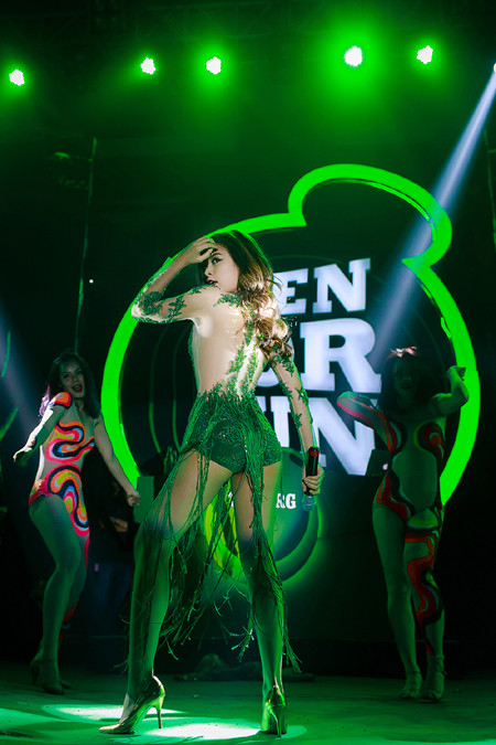 "Nóng" với bộ váy te tua của Hoàng Thuỳ Linh trên sân khấu ảnh 5