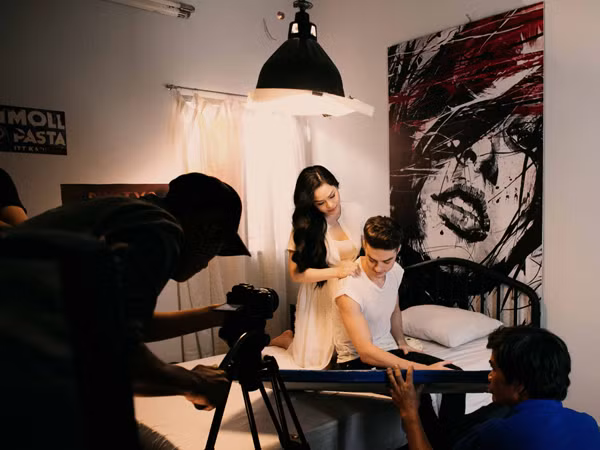 Nhật Kim Anh "khoá môi" bạn diễn người Ý trong MV mới ảnh 3