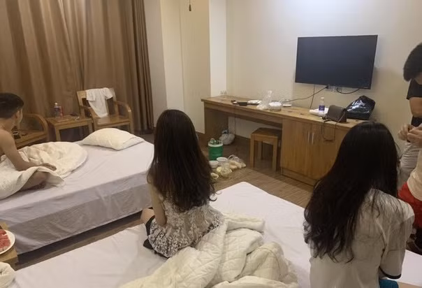 Nhóm thanh niên nam nữ bị bắt giữ khi đang ‘bay, lắc’ trong khách sạn ảnh 1