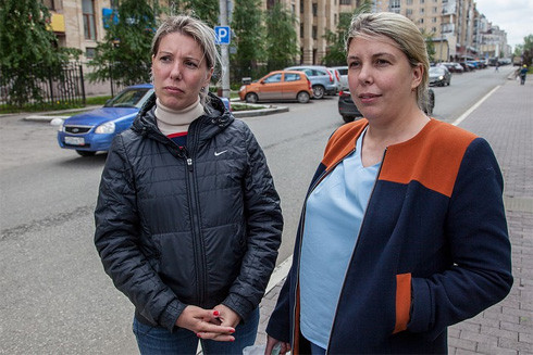 Bệnh viện nhi trao nhầm, chị em sinh đôi lạc nhau 36 năm ảnh 1