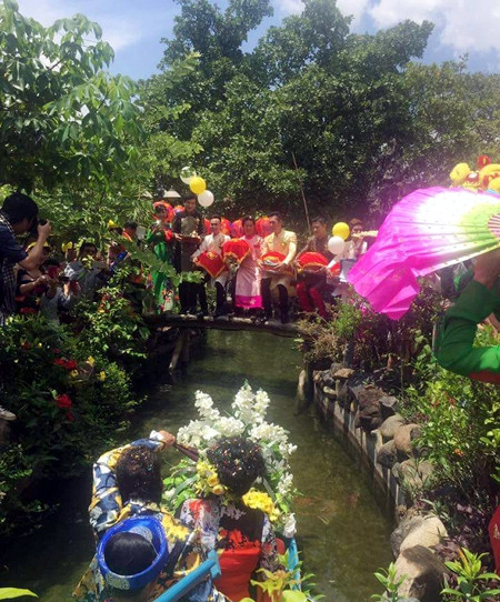 MC Thanh Bạch dùng thuyền rước "bà trùm" Thuý Nga trong đám cưới ảnh 3