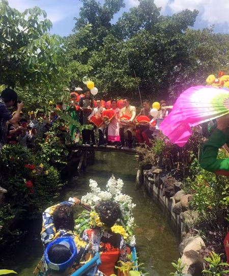 MC Thanh Bạch dùng thuyền rước "bà trùm" Thuý Nga trong đám cưới ảnh 3