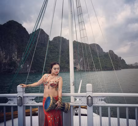 Hậu trường nóng bỏng màn múa bụng trên vịnh Hạ Long ảnh 1
