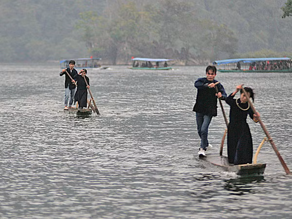 Đua thuyền độc mộc trên Ba Bể ảnh 1