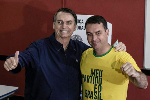 Tân Tổng thống Brazil bị con trai là Thượng Nghị sĩ Flávio Bolsonaro "đưa vào thế khó" ảnh 1