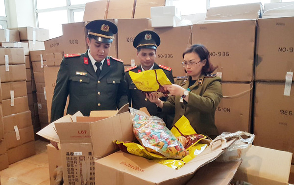 Thu giữ hai tấn bánh kẹo không rõ chất lượng từ biên giới về Hà Nội tiêu thụ ảnh 1