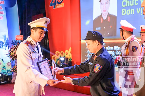 Người chiến sỹ Cảnh sát cơ động Hà Nội luôn tâm huyết với những chuyện tử tế ảnh 1