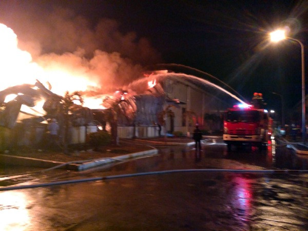 Hình ảnh tan hoang kho chứa sợi bông sau 1 ngày bị lửa hoành hành ảnh 2