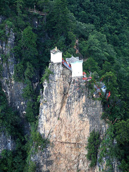 Ngần ngơ ngắm nhìn ngôi đền chênh vênh trên đỉnh núi cao gần 2.000 m ảnh 2