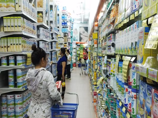 Giá sữa giảm nhỏ giọt, người tiêu dùng vẫn phải mua ảnh 1