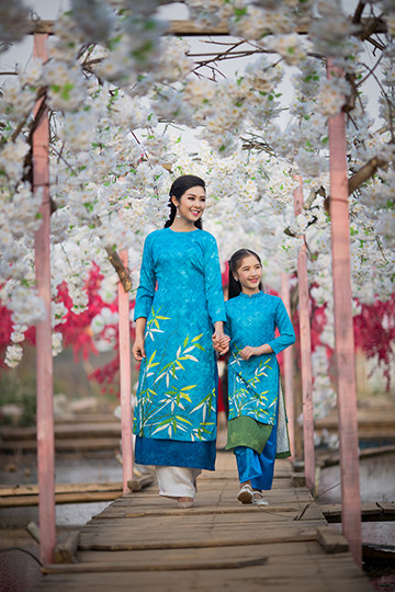 Ngọc Hân rủ dàn mẫu nhí mặc áo dài đi chơi Tết ảnh 3