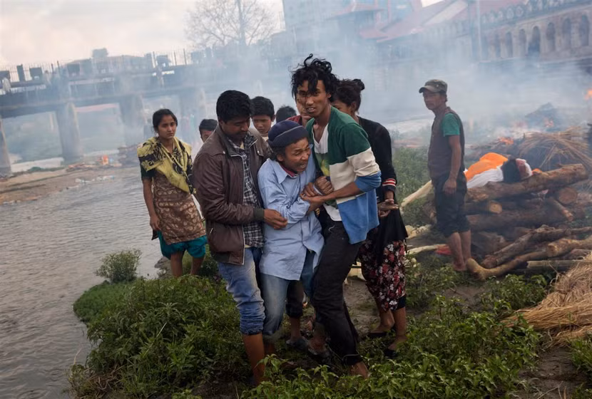 Đau xót trước cảnh hỏa thiêu nạn nhân thiệt mạng vì động đất ở Nepal ảnh 6
