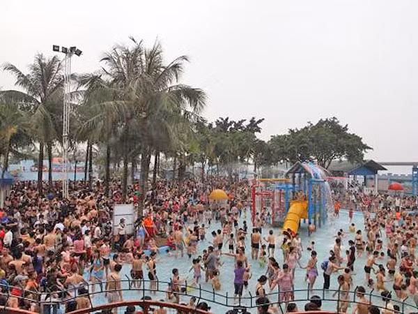 Dễ rước họa do tắm bể bơi đông người ảnh 1