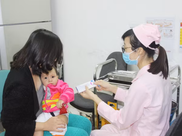 Chưa thỏa "cơn khát" vaccine dịch vụ ảnh 1
